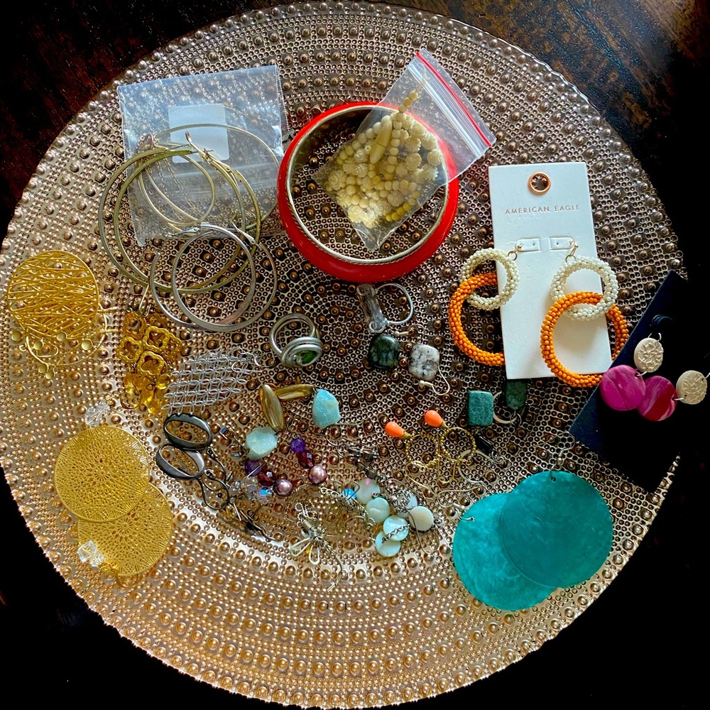 Assortment of costume earrings/rings bangle